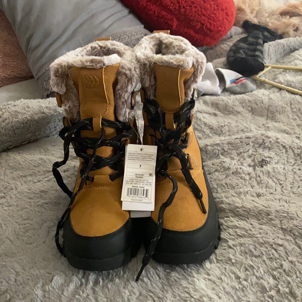 Snow boots